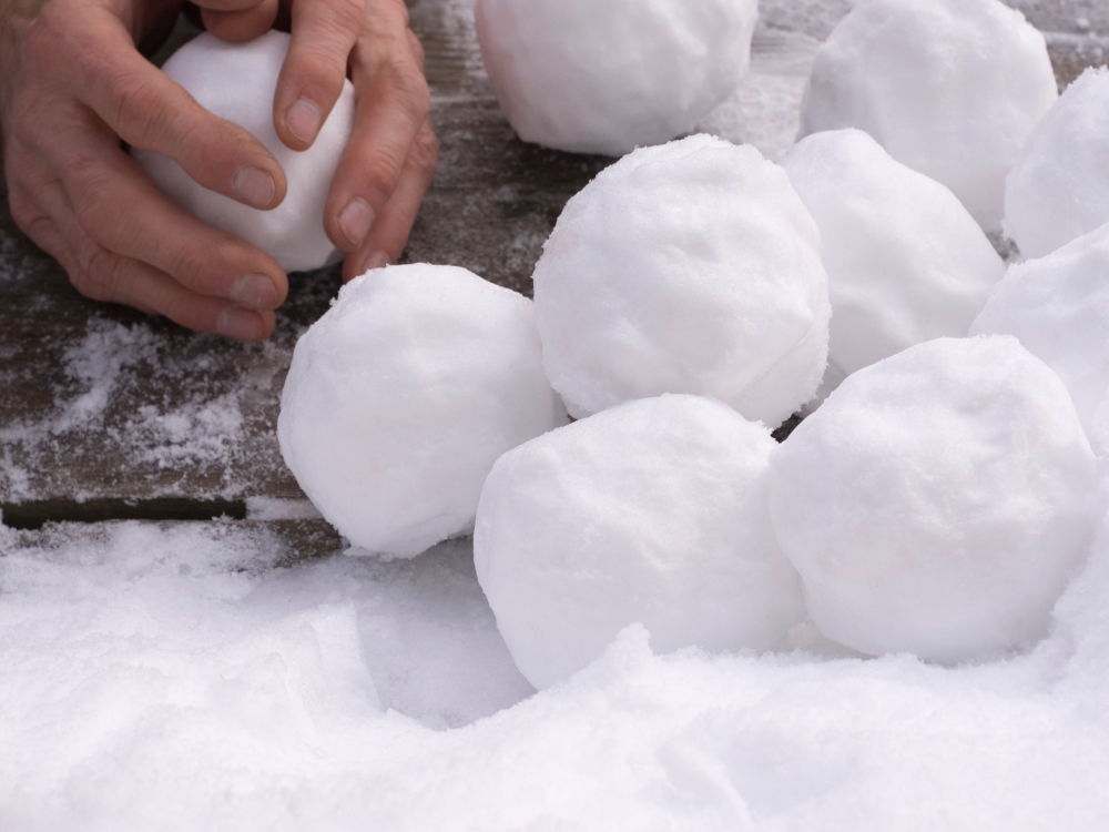 SNOWBALLS WINTER IN NIAGARA